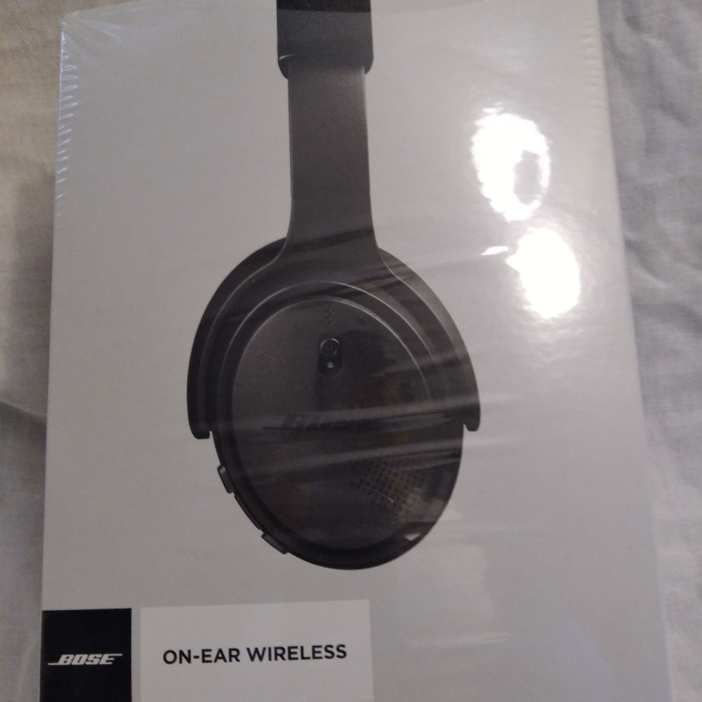 Bose,brand new, on ear hdphn.